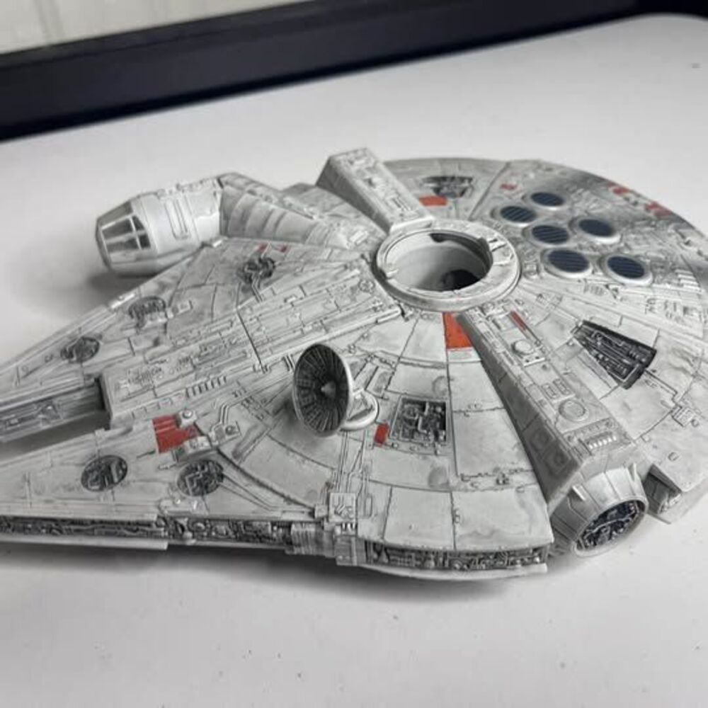 Star Wars Millennium Falcon Light-Up Model